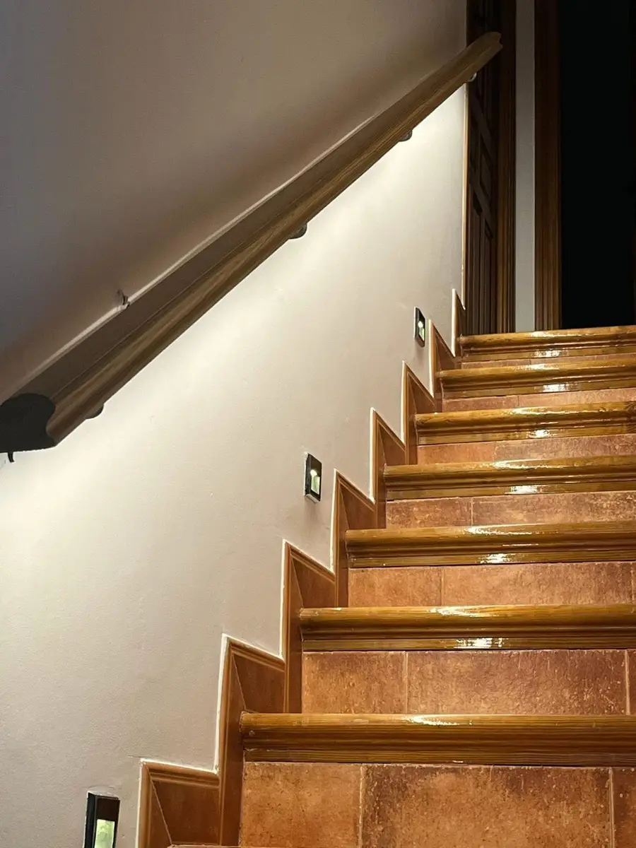 Balizas LED instaladas en una escalera