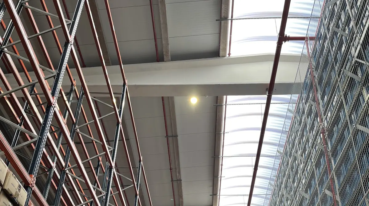 Instalación de iluminación en una nave